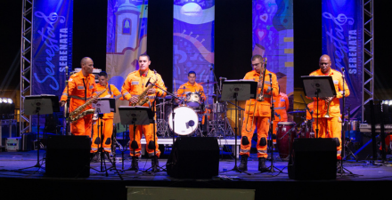 foto dos Bombeiro Instrumental Orquestra em cima do palco.
